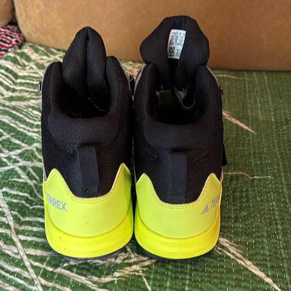 Adidas Kids Terrex Mid Gore-Tex Hiking Boot. 6.5 - Picture 4 of 10